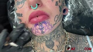 Australian bombshell Amber Luke gets a new chin tattoo