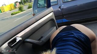 Slutty girfriend gives head in public parking lot. WetKelly