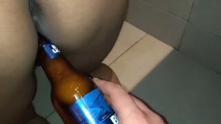 Me tomo una botella de cerveza analmente