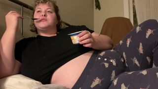 ALICE EATS: BBW CRAVES HER BOYFRIEND AND VORES HIM