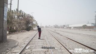 Petite modelo venezolana es abordada por peruano cerca a la línea del tren