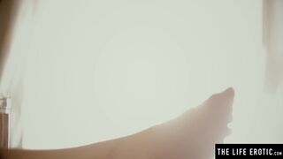 Watch this gorgeous girl masturbate to an orgasm with icy fingers