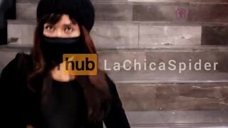 LaChicaSpider le gusta mostrar sus tetas en el restaurante y metro de la Cuidad de México
