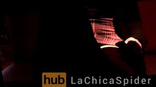 LaChicaSpider le gusta mostrar sus tetas en el restaurante y metro de la Cuidad de México
