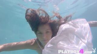 Sexy MILF with nice ass posed underwater