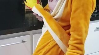 pokemon se folla el culo en la cocina mientras esta sola