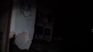I enter the abandoned house to fuck and almost discover me