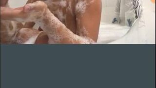 Spanish takes a shower Periscope