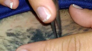 Allan Guerra Gomes YouTuber and fighter shaving his groin with tweezers