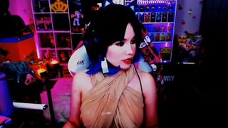 Windy Girk TV shows her tits live
