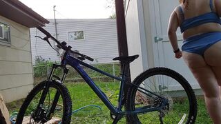 Tinder teen scrubs her bike outside