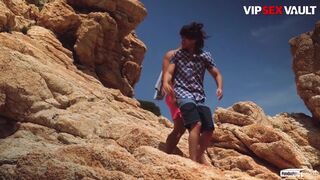 Noe Milk Hooks Up With Stranger And Fucks Him At The Beach - VIP SEX VAULT