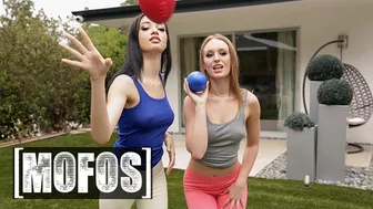 Mofos - Petite Girls Daisy Stone & Scarlett Bloom Give Jay An Outdoor Double Blowjob & A Nice Fuck