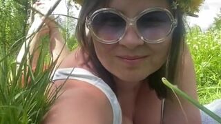 FLASHING BIG NATURAL BOOBS OUTDOORS IN A CITY PARK. ????????????????????????????????????????????????????????????????????????????????????????????