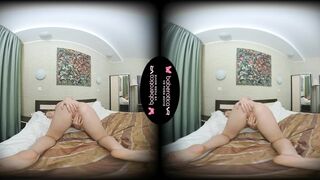 Chubby plump babe Amalia Davis is masturbating in VR