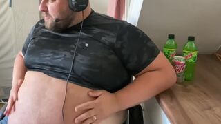 Twitch Streamer gains weight! Fat and Gassy livestream sponsored chuggings