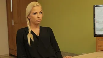 Loan 4K - Il Bisogno Di Un Prestito Fa Sì Che La Donna D