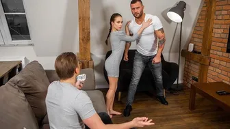 Hunt 4K - Hombre Cuenta Dinero Mientras Esposa Sexy Salta Sobre La Polla Gruesa De Los Cazadores