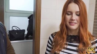 Belle mit roten Haaren von Fremden in Toilette vor BF gefickt