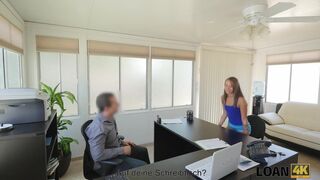 Mann benutzt Studentenmädchen als Hure in seinem großen Büro