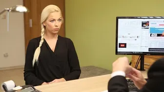 Loan 4K - Smart Chick Kommt Mit Rasierter Muschi Zum Leihbüro