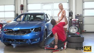 Well-rounded hottie tastes asshole of tired car mechanic