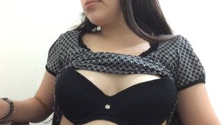 CHILL VIDEO Latin girl in bra, sucking a lollipop after her masturbation (Nice boobs, asmr eating)
