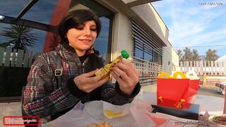 Famosa Youtuber latina va al McDonald y termina con salsa sobre ella - "ES MUY GRANDE, METEMELO TODO