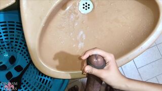 My girlfriend milking my cock with and without a condom