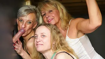 Group Mams - Glory Holes For Mature Mommas