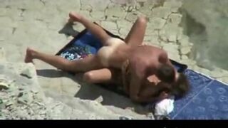 Couple make sex on a nudism beach - Amador Casal transando na praia de nudismo