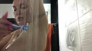 Swxy MILF Shaves Armpits in the Shower Part2
