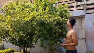 Agarrando cerezas sin camisa en público | Instagram @SetAxl