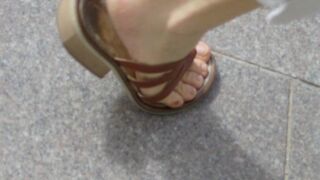 claquement de plantes de pieds sue chaussures de femmes matures françaises en public