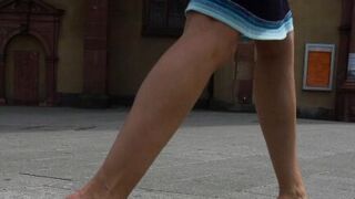 claquement de plantes de pieds sue chaussures de femmes matures françaises en public