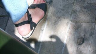 collection pieds de femmes matures françaises en public 7