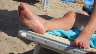 magnifiques gros pieds d'une femme mature française en vacances