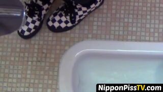 Insidious Japanese darlings let shaved pussies pee together