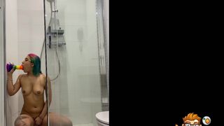 Girl uses parents bathroom for camming