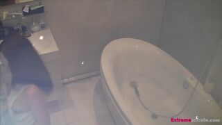 Spying on stepdaughter Scarlett toying in bath