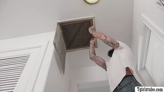 Lucky aircon cleaner fuck two shemales wet asses