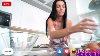 Sexy Stepsis Simon Kitty Gives Stepbro Her Creamy Muffin While Live-Streaming - S26:E8