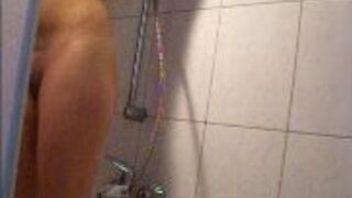 Alexandra Kube unter der Dusche