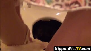 Shorthaired Japanese strokes off while peeing in her level