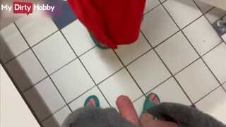 Cheerleader fucked in the locker room