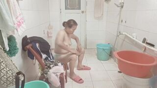 Grandma spied in the bathroom (Asia)