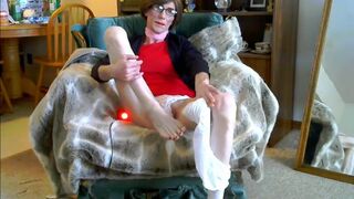 Skinny Crossdresser Masturbates on Webcam