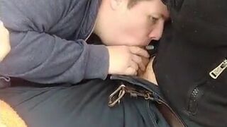 Sexe oral gay sur la plage avec mon mec