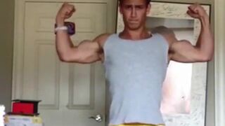 Muscular Hunk Masturbates on Webcam