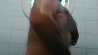 Osito caliente con una gran polla se ducha y se pajea.